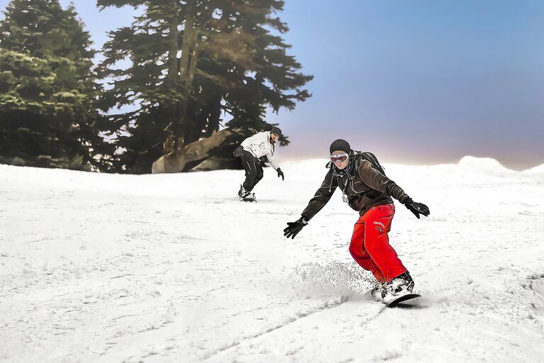 persona haciendo snowboarding con protección lesiones traumatologicas citsalud